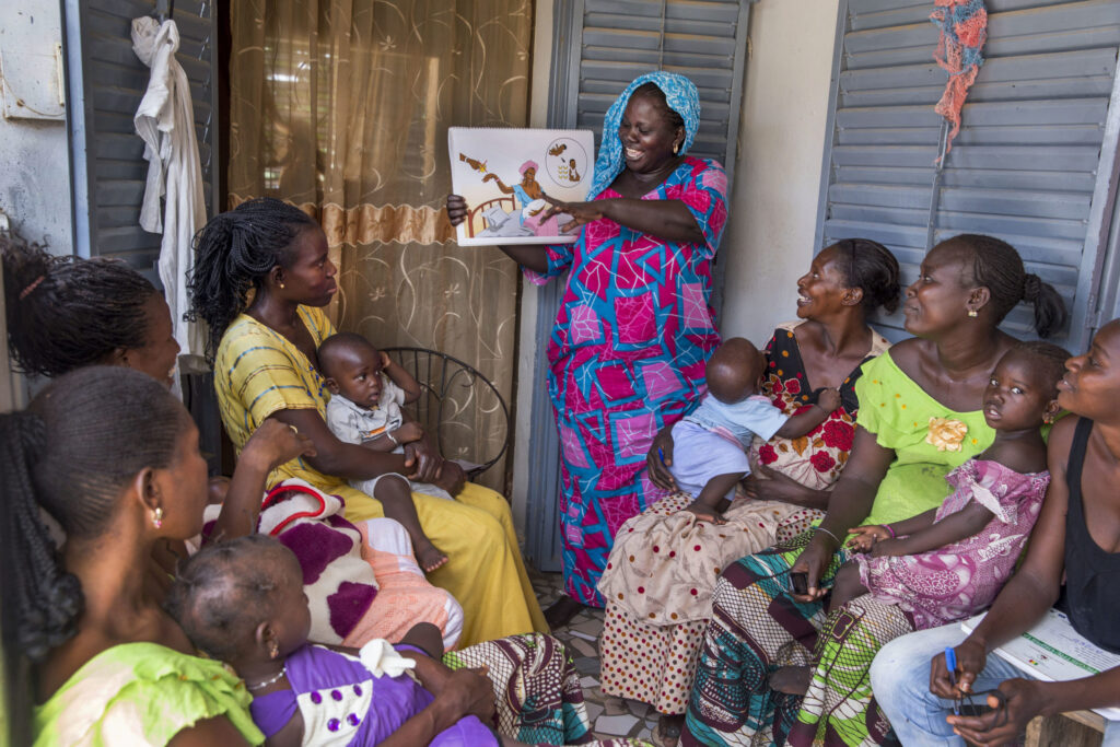 Feministische Gesundheitsberatung in Senegal: Eine Gemeindegesundheitshelferin bietet Frauen in ihrer Gemeinschaft Beratung und postnatale Betreuung bei sich zu Hause an. Außerdem erhalten die Frauen Beratung zu Themen der reproduktiven Gesundheit und Familienplanung.