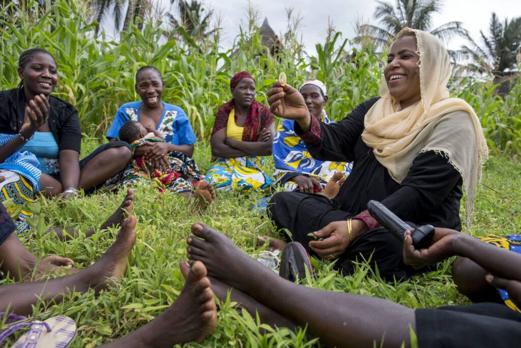 Frauen, die Mitglieder der WOGE-Frauengruppen-Kooperative sind, treffen sich regelmäßig, um über sexuelle und reproduktive Gesundheit sowie Familienplanungsoptionen zu sprechen. Hier nehmen sie an einer Kondom-Demonstrationssitzung teil.
