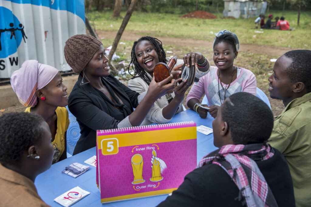 Mitglieder des Programms „Youth to Youth“ in Kenia der DSW, sprechen zum Thema Familienplanung und sexuelle sowie reproduktive Gesundheit, Foto: Images of Empowerment.