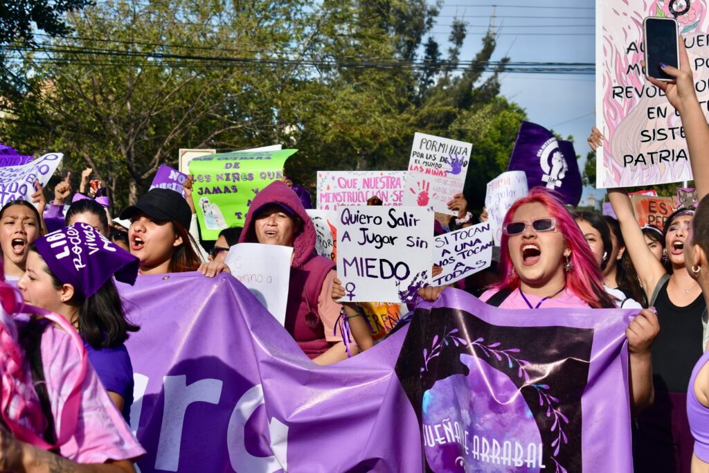 Frauen protestieren mit lilanen 