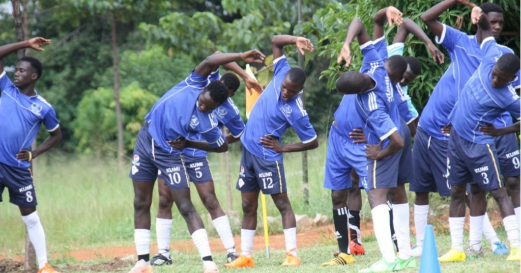 Ein Amateurfußballteam wärmt sich auf.