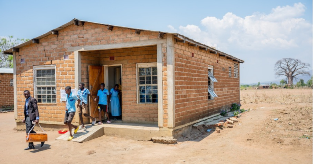 Schüler*innen und Lehrer verlassen das Schulgebäude für einen Sicherheits-Drill.