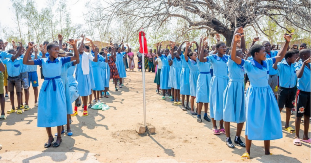 Die Schüler*innen in Phalombe, Malawi während eines Sicherheits-Drills gegen Extremwetter.