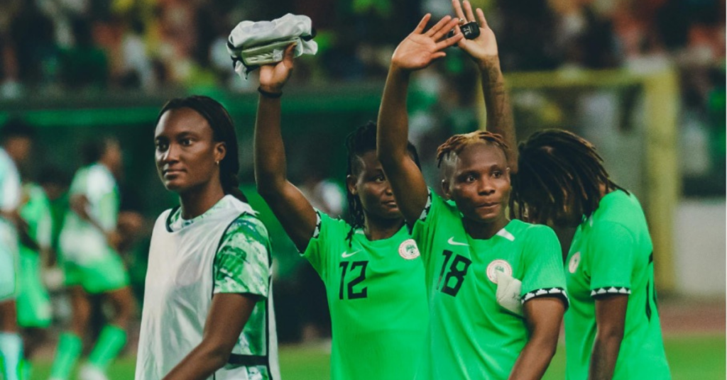 Frauenfußballmannschaft Nigeria in grünen Trikots