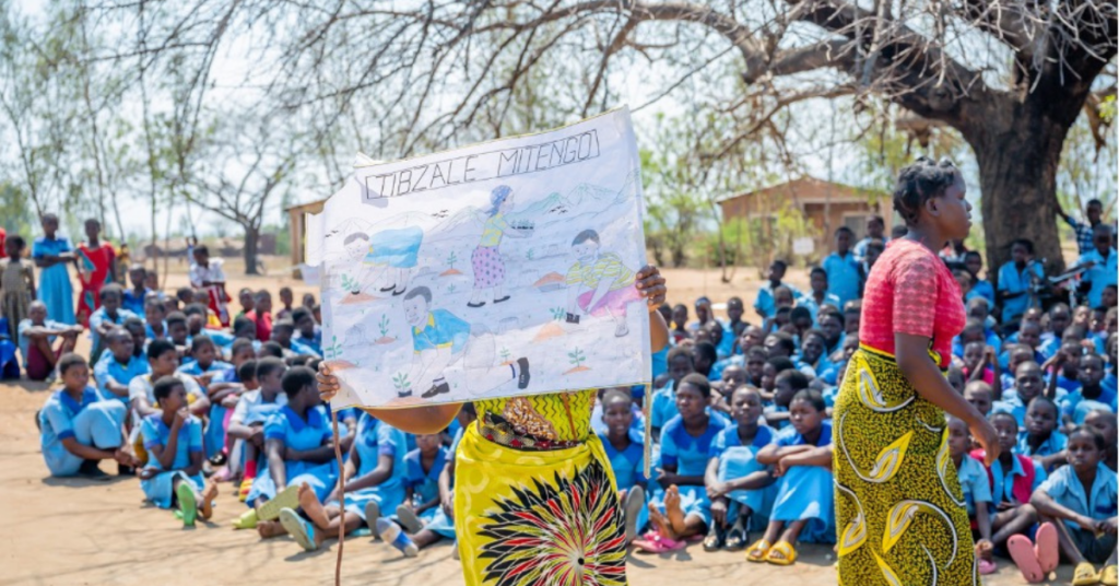 Auch Eltern wirken in der Bildung mit. Hier präsentieren sie in einem Theater Schlüsselbotschaften zu Beginn der Sicherheits-Drills.