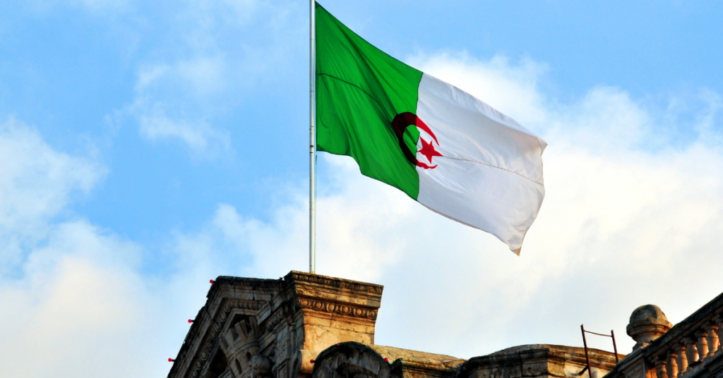 Algeriens Flagge weht über dem Rathaus
