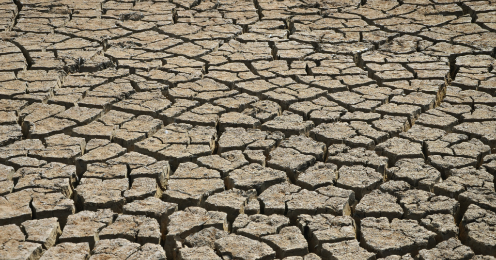 Wegen des Klimawandels ausgetrockneter Boden
