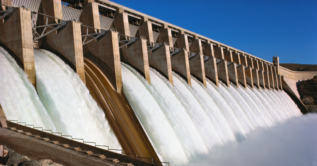 Ein Staudamm staut Wasser und ist ein wichtiger Teil von Wasserkraftwerken