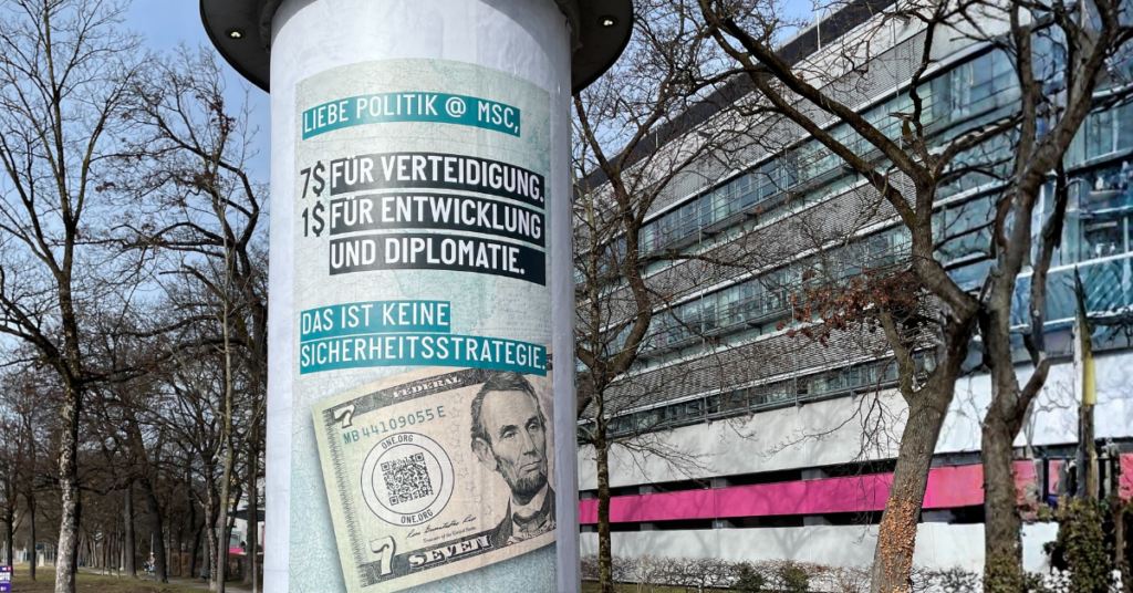 Litfaßsäule mit ONE-Plakat
