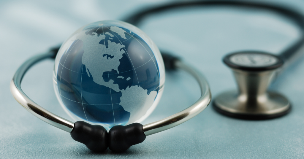 Die Weltkugel in einem Stethoskop zeigt, dass die Gesundheitsversorgung weltweit ungleich verteilt ist
