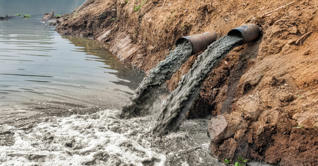Industrieabwässer verschmutzen einen Fluss
