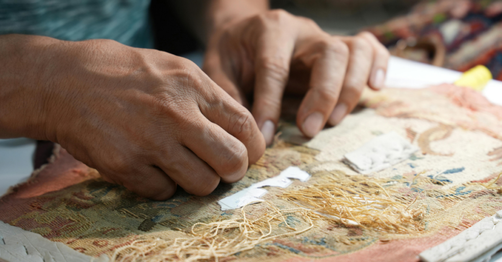 Hände nähen ein Kleidungsstück