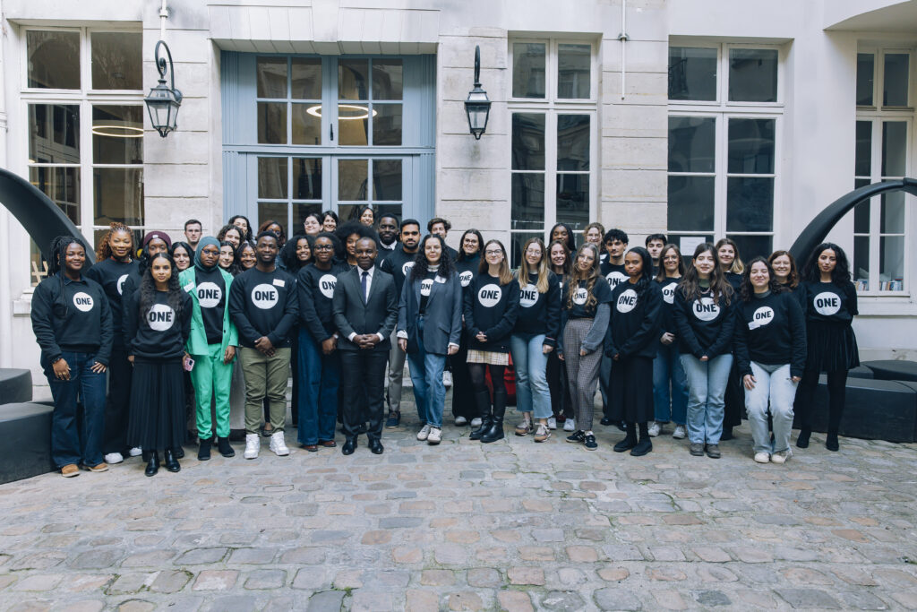 Les jeunes Ambassadeurs et Ambassadrices de ONE avec le ministre délégué Thani Mohamed-Soilihi